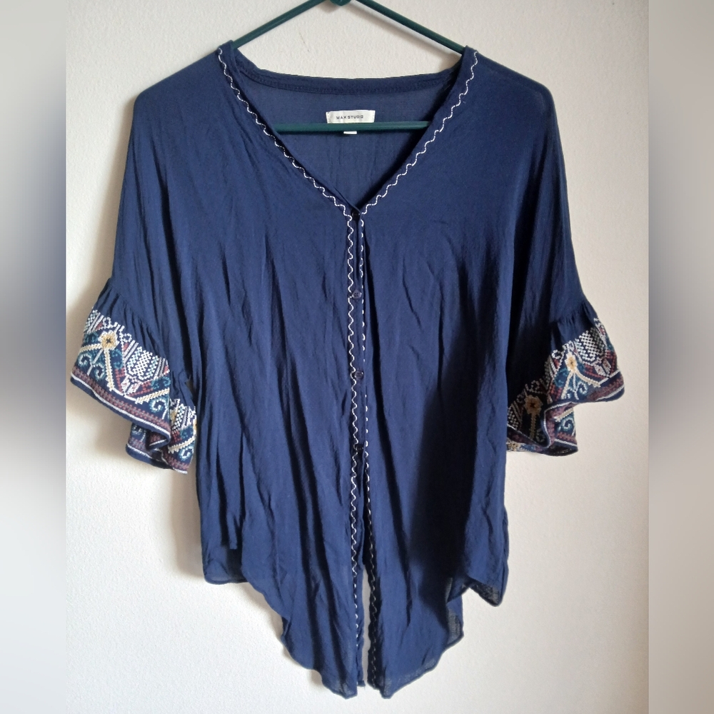 Max studio Top Women's Size Medium Blue Embroidered Sleeve